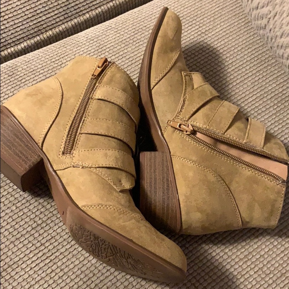 Tan boots - Picture 4 of 6